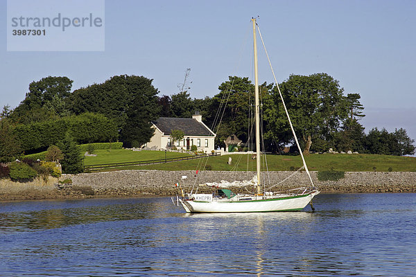 Irisches Landhäuschen mit Segelboot am Liegeplatz  Kinvara  County Clare  Irland