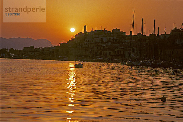 Fischer kehrt bei Sonnenuntergang in den Hafen zurück  Insel Poros  Griechenland