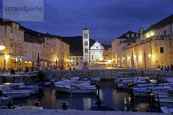 Hafen und Kathedrale bei Nacht  Insel Hvar  Dalmatien  Kroatien