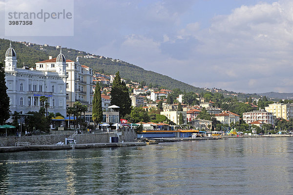 Strand und Stadt Opatija  Istrien  Kroatien