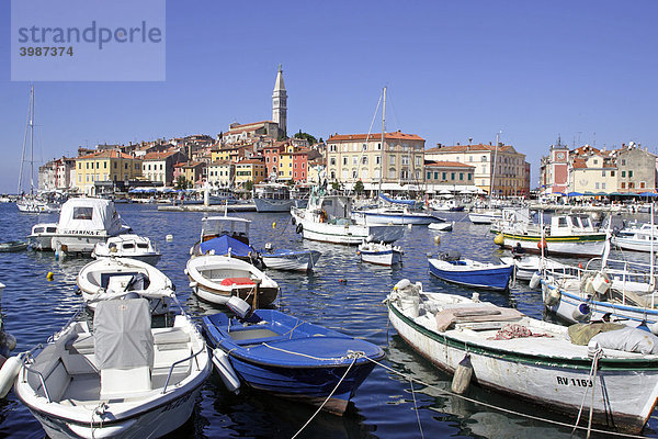 Blick über den Hafen auf die Altstadt  Rovinj  Istrien  Kroatien