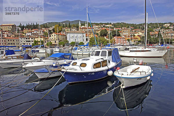 Hafen mit Booten  Volosko  Opatija  Istrien  Kroatien