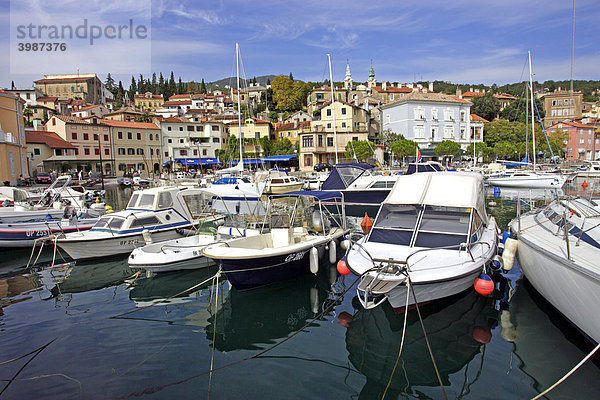 Hafen mit Booten  Volosko  Opatija  Istrien  Kroatien