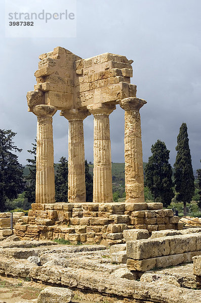 Antiker griechischer Tempel Kastor und Pollux  Dioskuren  Valle dei Templi Tal der Tempel  Archäologische Stätten von Agrigent  Sizilien  Italien