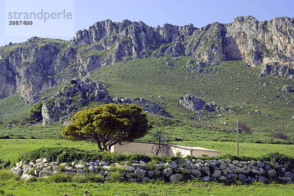 Berglandschaft  grüne Felder  Bauernhof  Landwirtschaft  Provinz Agrigento  Sizilien  Italien