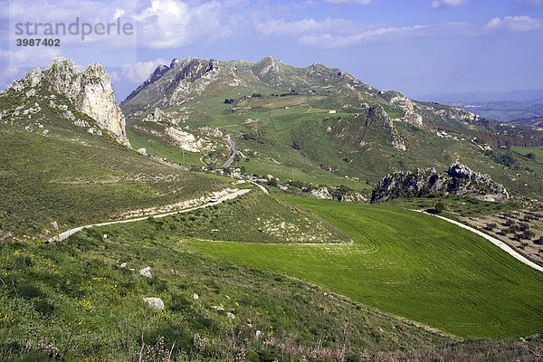 Berglandschaft  grüne Felder  Landwirtschaft  Provinz Agrigento  Sizilien  Italien