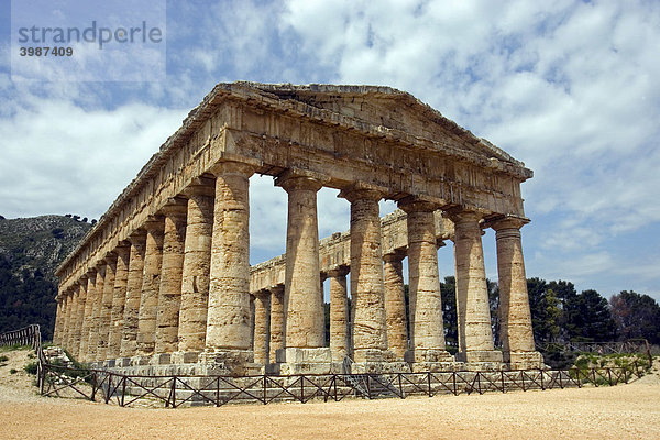 Antiker griechischer dorischer Tempel  Segesta  archäologische Stätte  Sizilien  Italien