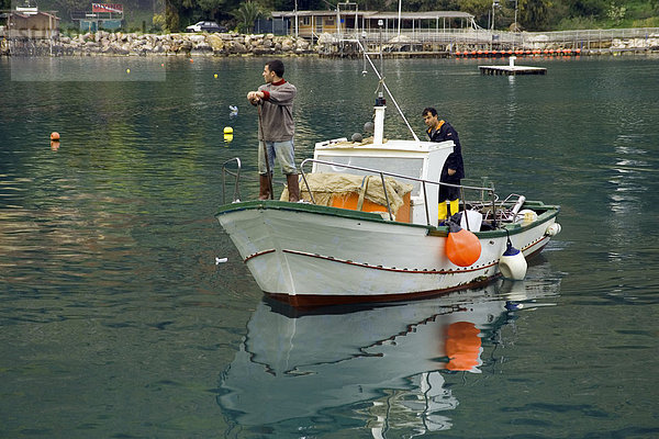 Fischer und Fischerboot im Hafen Castellammare del Golfo  Sizilien  Italien  Europa