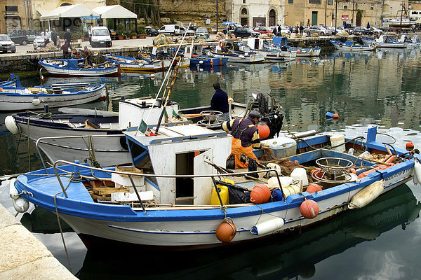 Fischer und Fischerboote im Hafen Castellammare del Golfo  Sizilien  Italien  Europa