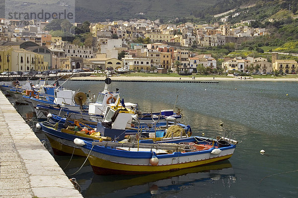 Fischerboote im Hafen Castellammare del Golfo  Sizilien  Italien  Europa