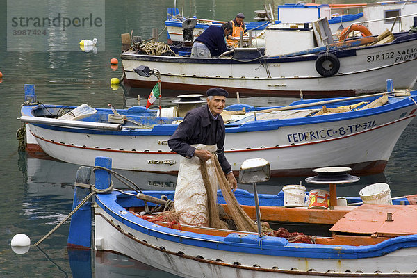 Älterer Fischer und Fischerboote im Hafen Castellammare del Golfo  Sizilien  Italien  Europa