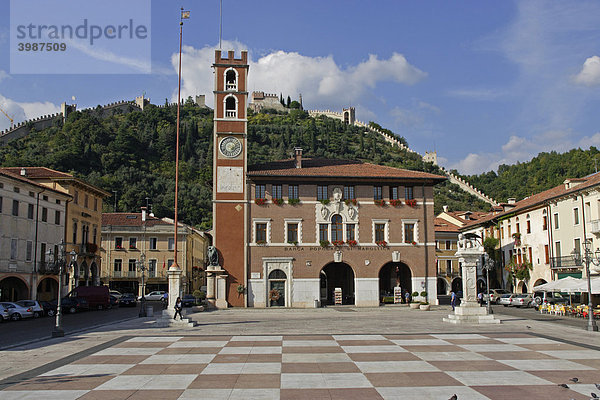Neues Rathaus und Obere Burg gesehen vom riesigen Schachbrett in der Piazza Castello  Marostica  Veneto  Italien  Europa