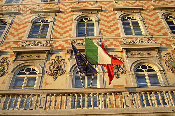 Dekorative Fassade des Museums des Grand Canal mit den italienischen und EU-Flaggen  Triest  Italien  Europa