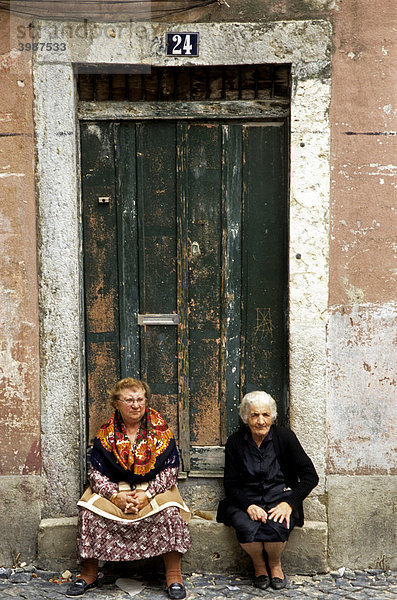 Zwei ältere Frauen sitzen vor der Tür  Alfama  Lissabon  Portugal  Europa