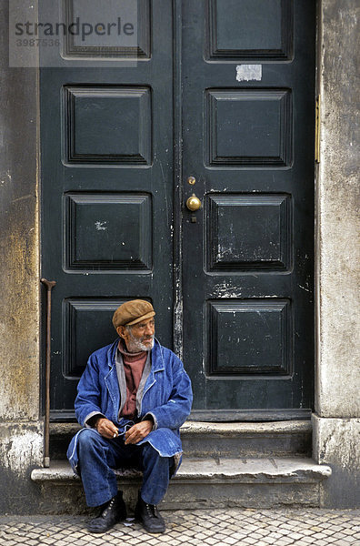 Älterer Mann sitzt vor der Tür  Alfama  Lissabon  Portugal  Europa