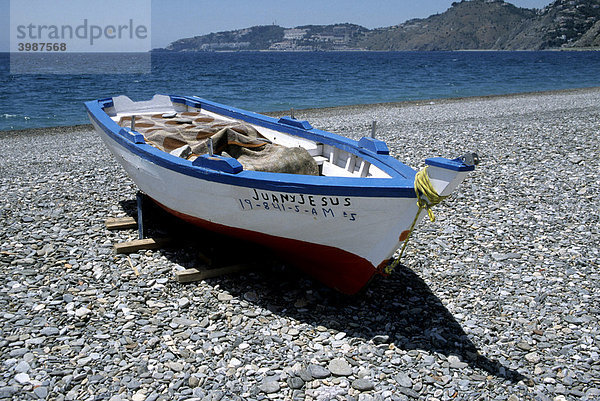 Fischerboot am Strand  Almunecar  Andalusien  Spanien  Europa
