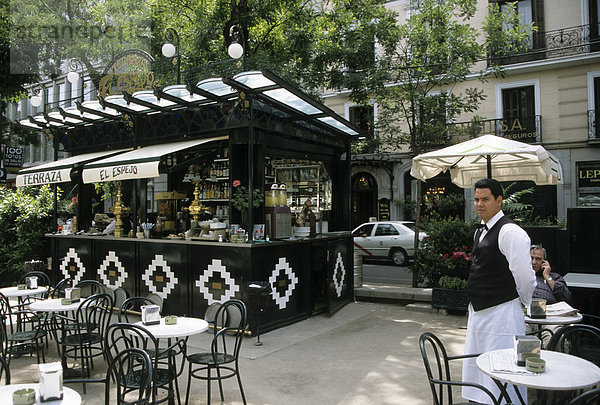 Cafe und Kellner  Paseo de Recoletos  Madrid  Spanien  Europa