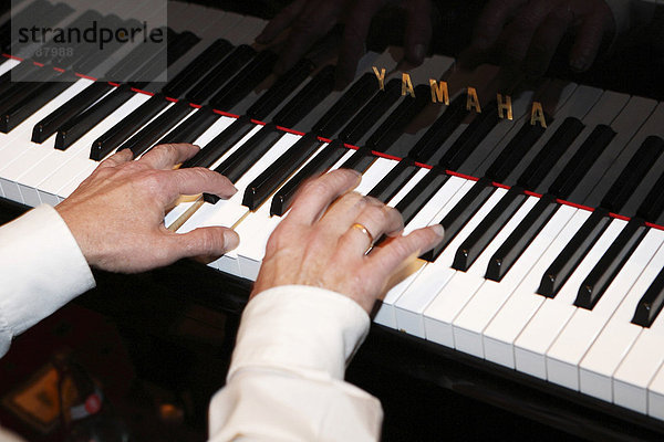 Hände spielen Klavier