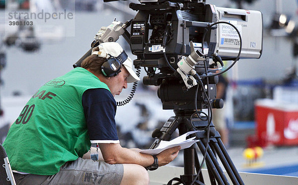 Kameramann bei der Leichtathletik WM  IAAF 2009  beim Studieren seiner Bedienungsanleitung  Berliner Olympiastadion  Berlin  Deutschland  Europa