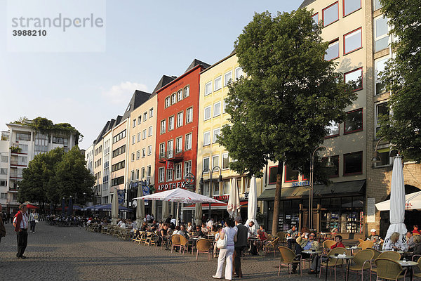 Alter Markt mit Straßencafes  Köln  Nordrhein-Westfalen  Deutschland  Europa