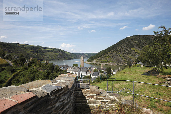 Plateau Martinskirche mit Blick auf Stadtturm von Oberwesel und auf den Rhein  Oberes Mittelrheintal  Rheinland-Pfalz  Deutschland  Europa