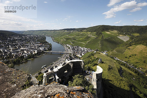 Blick von der Burg Landshut auf die beiden Stadtteile Bernkastel und Kues  an der Mosel  Rheinland-Pfalz  Deutschland  Europa
