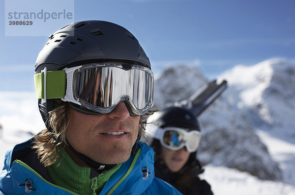 Snowboarder  Skifahrerin  St. Moritz  Graubünden  Schweiz  Europa