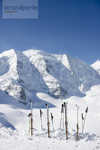 Skier  Skistöcke  St. Moritz  Graubünden  Schweiz  Europa