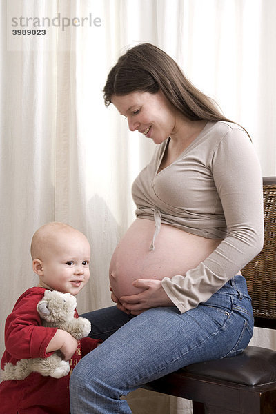 Schwangere Frau mit Kleinkind