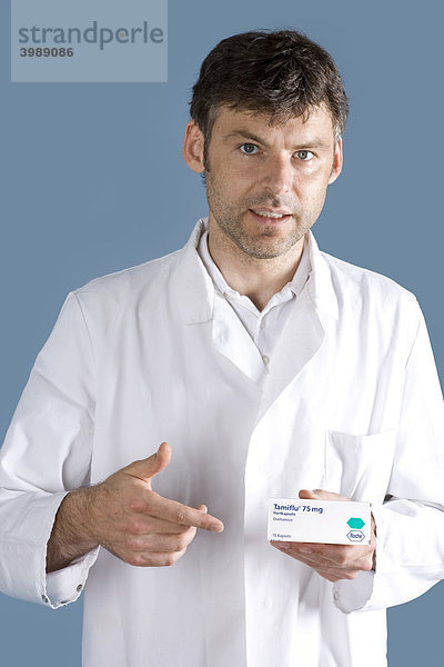 Arzt präsentiert Tamiflu