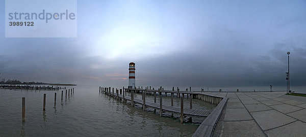 Abendstimmung an der Mole beim Leuchtturm in Podersdorf am See  Neusiedler See  Neusiedlersee  Burgenland  Österreich  Europa