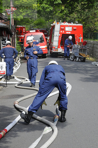 Japanische Feuerwehr bei einem Einsatz im Maruyama Park in Kyoto  Japan  Asien