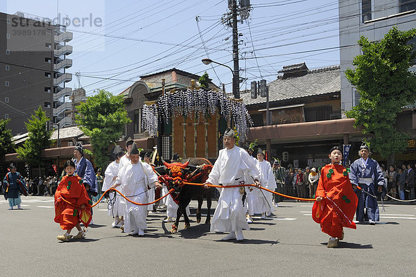 Aoi Festival  Umzug vom Kaiserpalast zum Shimogamo Schrein  Ochsenkarren mit Schrein und Japaner in traditionellen Kleidern aus der Heian Periode  Kyoto  Japan  Asien