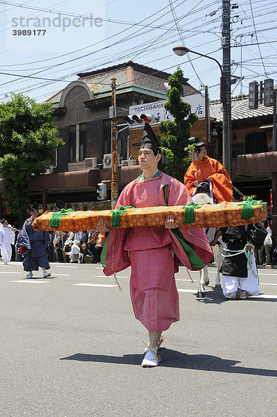 Aoi Festival  Umzug vom Kaiserpalast zum Shimogamo Schrein  Träger heiliger Gegenstände in traditionellen Kleidern aus der Heian Periode  Kyoto  Japan  Asien