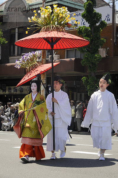 Aoi Festival  Umzug vom Kaiserpalast zum Shimogamo Schrein  Hofdame der Saio dai unter Sonnenschirm in traditionellen Kostümen aus der Heian Periode  Kyoto  Japan  Asien