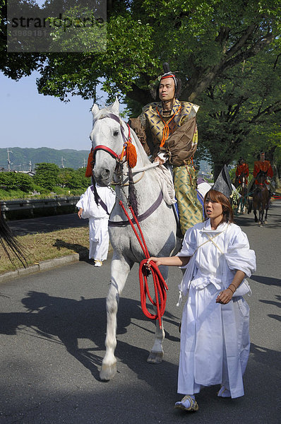 Aoi Festival  Umzug vom Shimogamo Schrein zum Kamigamo Schrein  Reiter in traditionellen Kostümen aus der Heian Periode  Kyoto  Japan  Asien