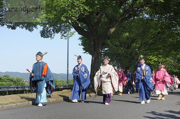 Aoi Festival  Umzug vom Shimogamo Schrein zum Kamigamo Schrein  Shinto-Priester und Reiter in traditionellem Kostüm aus der Heian Periode  Kyoto  Japan  Asien