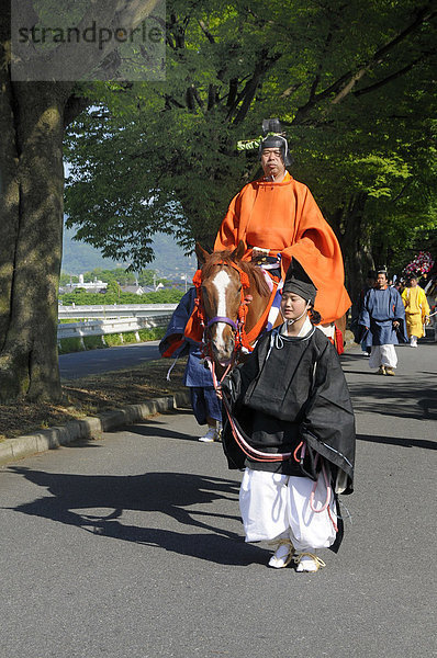 Aoi Festival  Umzug vom Shimogamo Schrein zum Kamigamo Schrein  Reiter in traditionellem Kostüm aus der Heian Periode  Kyoto  Japan  Asien