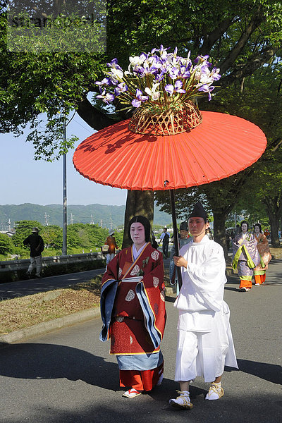 Aoi Festival  Umzug vom Shimogamo Schrein zum Kamigamo Schrein  Sonnenschirmträger mit Hofdame der Saio dai in traditionellen Kostümen aus der Heian Periode  Kyoto  Japan  Asien