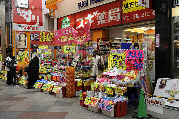 Typische Front eines Ladens  Drogerie  in der Teramachi dori  Kyoto  Japan  Asien