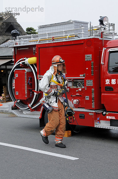 Japanische Feuerwehr bei einem ernsthaften Einsatz in Arashiyama  Japan  Asien