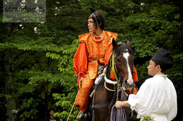 Reiter in der historischen Kleidung der Heian Periode mit Stallknecht  Reiterfest im shintoistischen Kamigamo Schrein  Kyoto  Japan