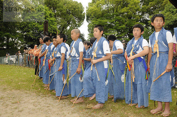 Jungen in traditioneller Kleidung  die bei dem shintoistischen Reiterfest im Kamigamo Schrein helfen  warten vor dem Schrein  in dem die Andacht stattfindet  Kyoto  Japan  Asien