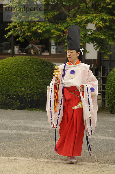 Miko  Tempeldienerin  im Kamigamo Schrein in Kyoto  Japan  Asien