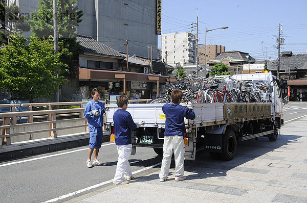 Falsch abgestellte Fahrräder werden von der Stadt per Lastwagen eingesammelt und zu einem Fahrraddepot transportiert  Kyoto  Japan  Asien