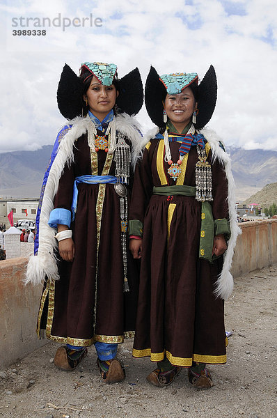 Ladakhi in traditioneller Kleidung mit Perak  Kopfbedeckung mit Türkisen  Leh  Ladakh  Himalaja  Nordindien  Indien