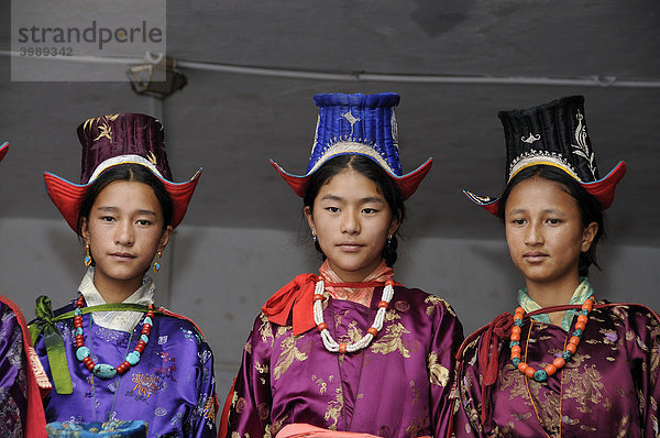 Ladakhi in traditioneller Kleidung mit Samtzylinder  Hut  Leh  Ladakh  Himalaja  Nordindien  Indien