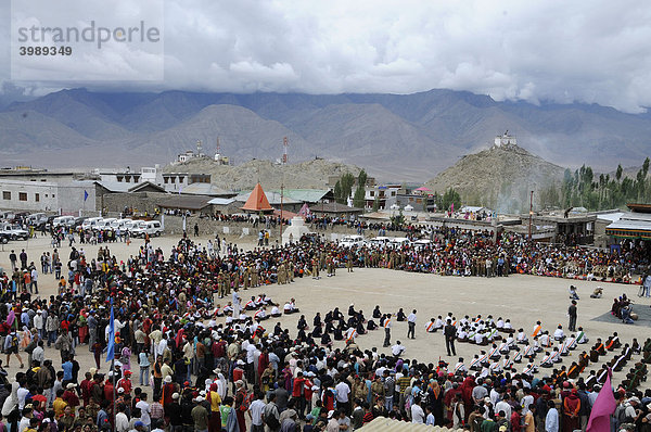 Poloplatz  Zuschauer bei den Paraden zum indischen Unabhängigkeitstag  Leh  Ladakh  Himalaja  Nordindien  Indien