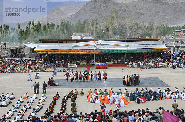 Poloplatz in Leh  traditionelle Tänze der Ladakhis zum indischen Unabhängigkeitstag  Ladakh  Himalaja  Nordindien  Indien
