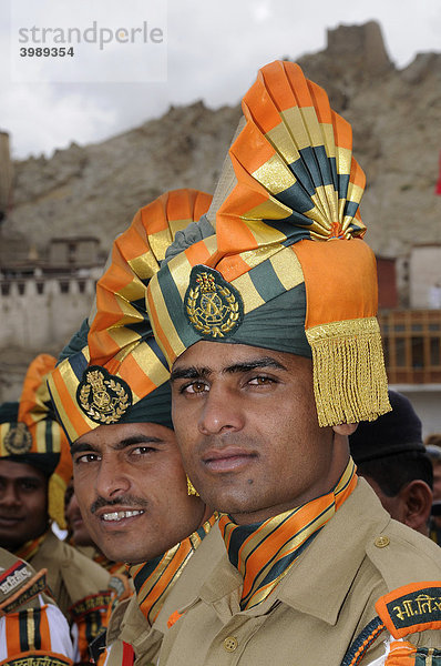 Indische Soldaten mit Turban in Leh  Ladakh  Himalaja  Nordindien  Indien